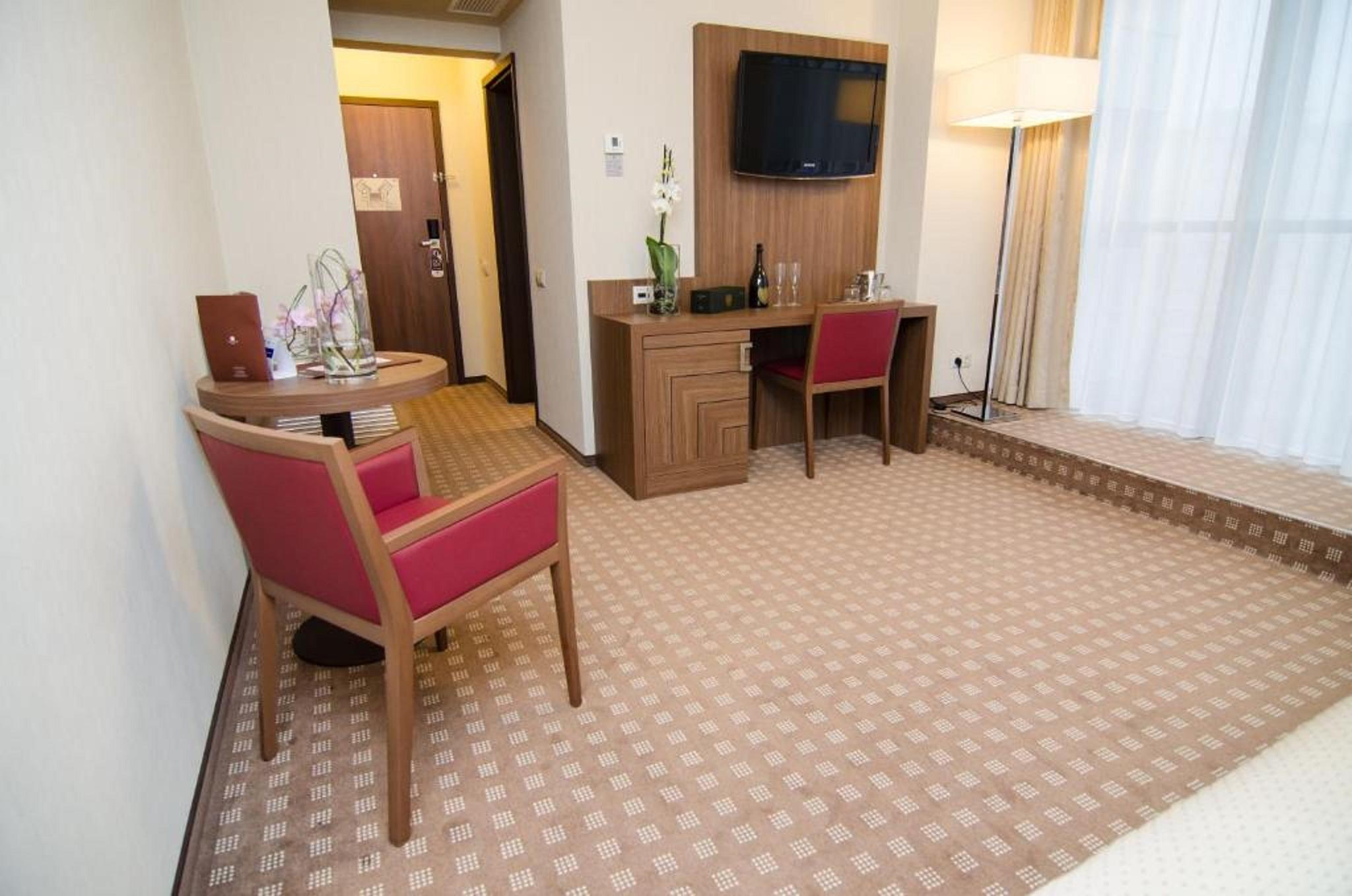 Central Plaza Hotel Piatra Neamt Exterior photo